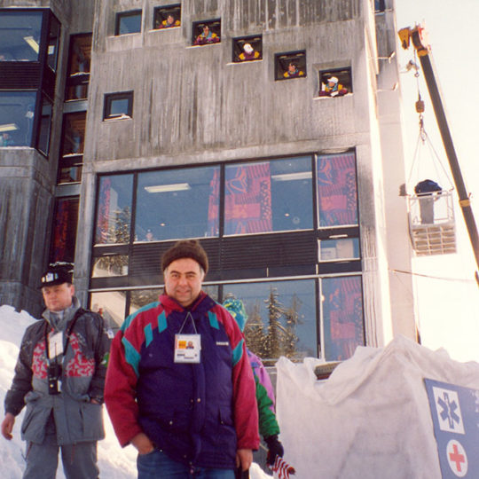 1994 Lillehammer Olimpiyat Oyunları (NOR) Kayakla atlamada beş hakemin olduğu hakem kulesi