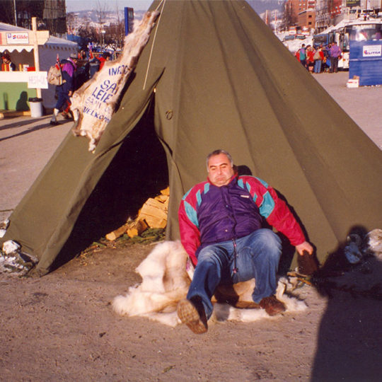 1994 Lillehammer Olimpiyat Oyunları (NOR) Bir Kızılderili çadırı...Postun altında boş bir karton kutu olduğunu nereden bilebilirdim