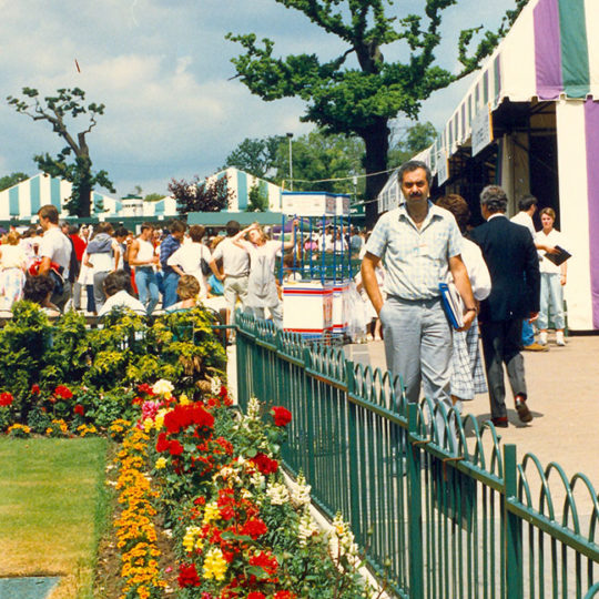 Wimbledon’da dünyanın en ünlü tenis kortu olarak nitelendirilen merkez kortta bir servis atışı 