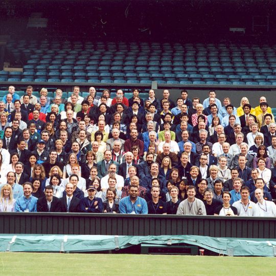 Wimbledon 2000; Bu yıl 64 şampiyon Wimbledon merkez kortunda bir araya gelerek resim çektirdi, biz de radyo televizyon yorumcuları olarak tribünde yerimizi aldık