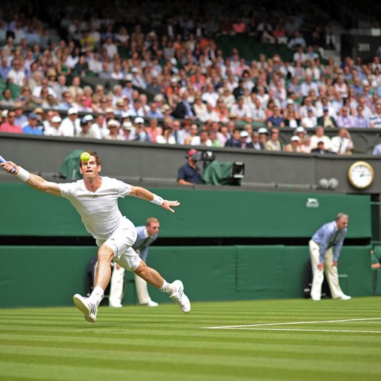 Wimbledon’da şampiyon olarak çok büyük bir mutluluk yaşatan Andy Murray’den (ENG) merkez kortta mükemmel bir forehand
