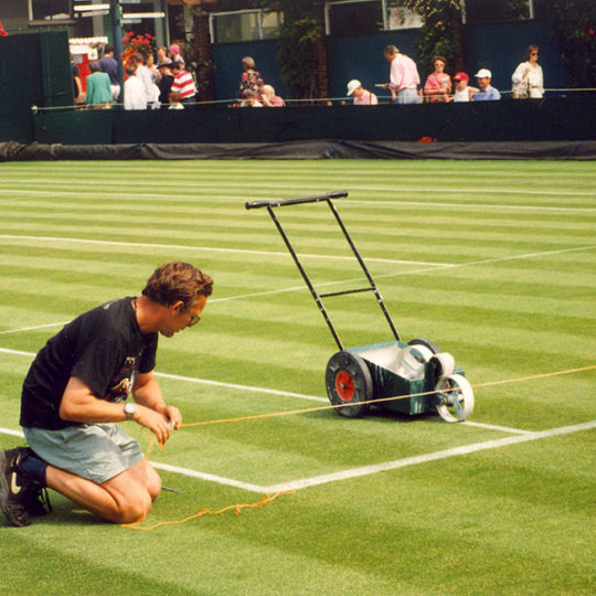 Wimbledon’da çok hassas konulardan biri de kort çizgilerinin düzenlenmesi