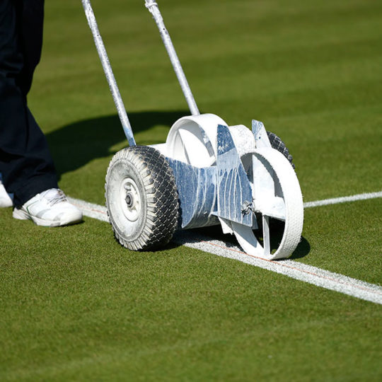 Wimbledon’da kort çizgileri yıllardır gelenekselleşen aletlerle çiziliyor